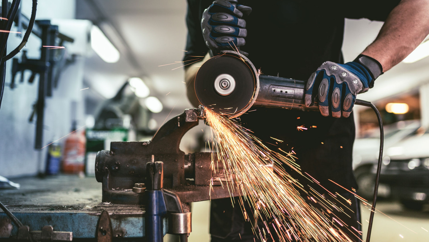 Schwerindustriearbeiter beim Schneiden von Stahl