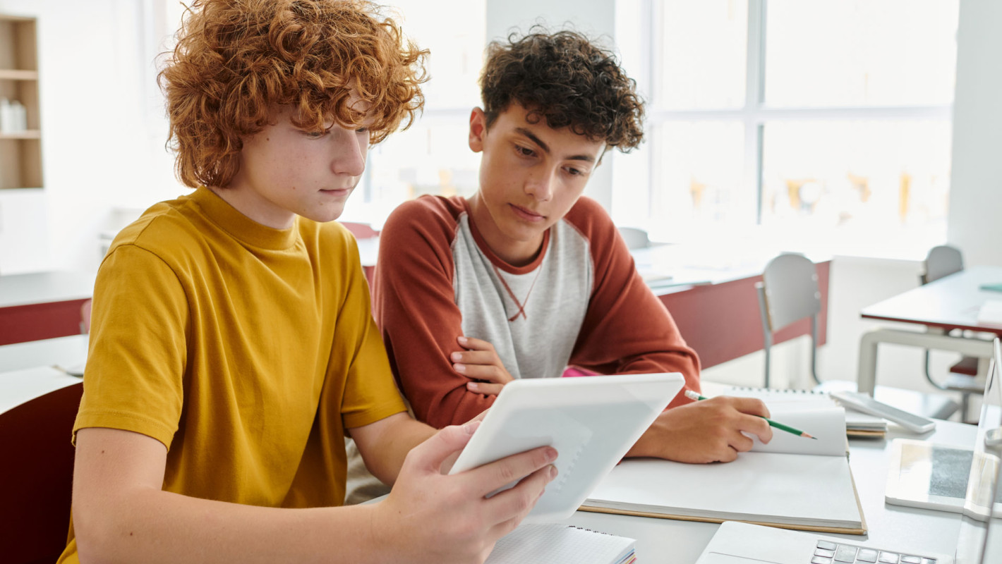 Schüler lernen im Klassenraum