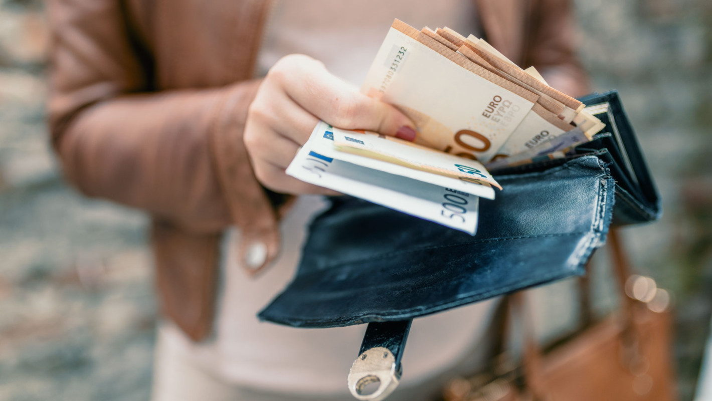 Frau mit Bargeld