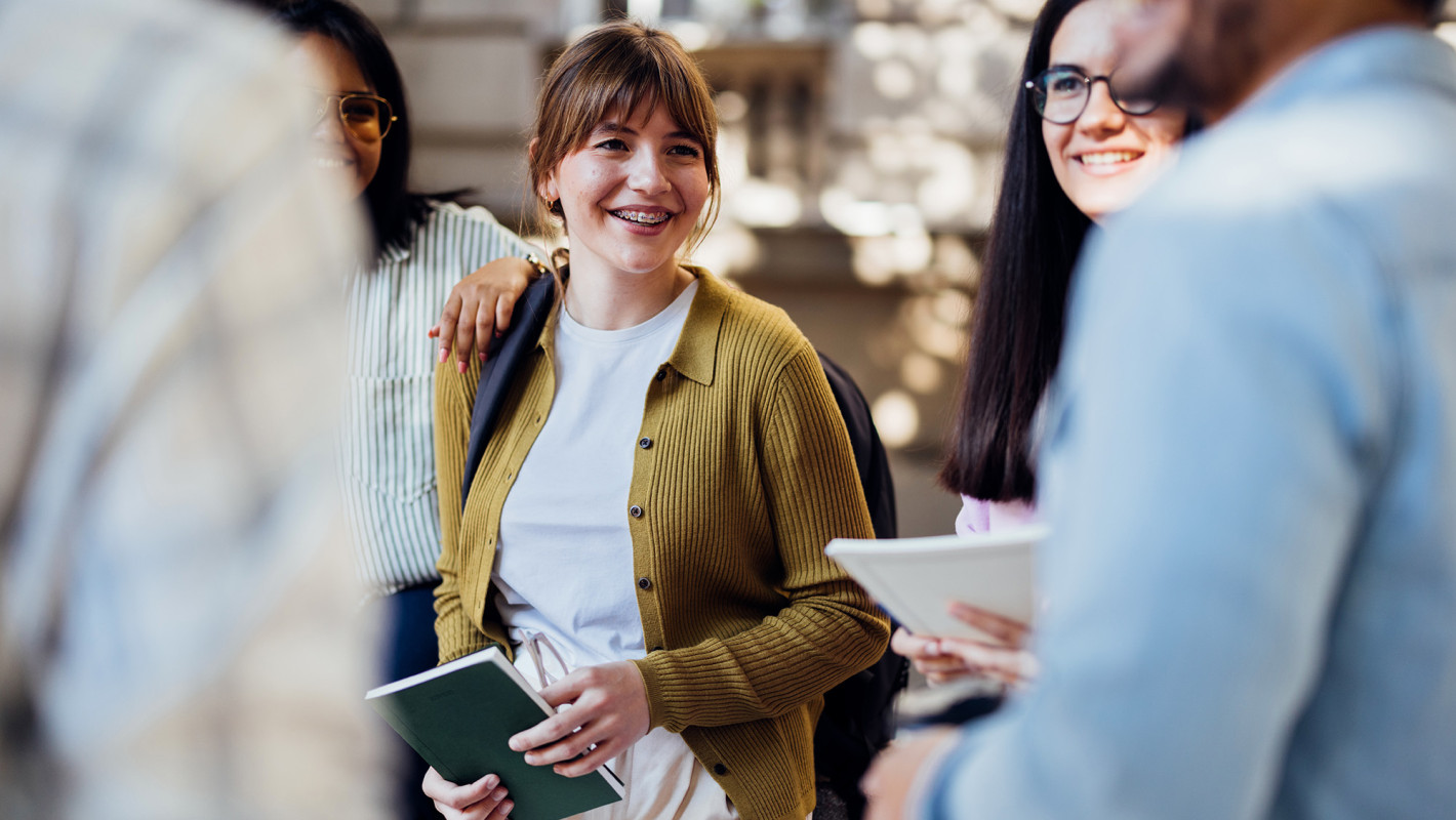 Fröhliche Studentengruppe