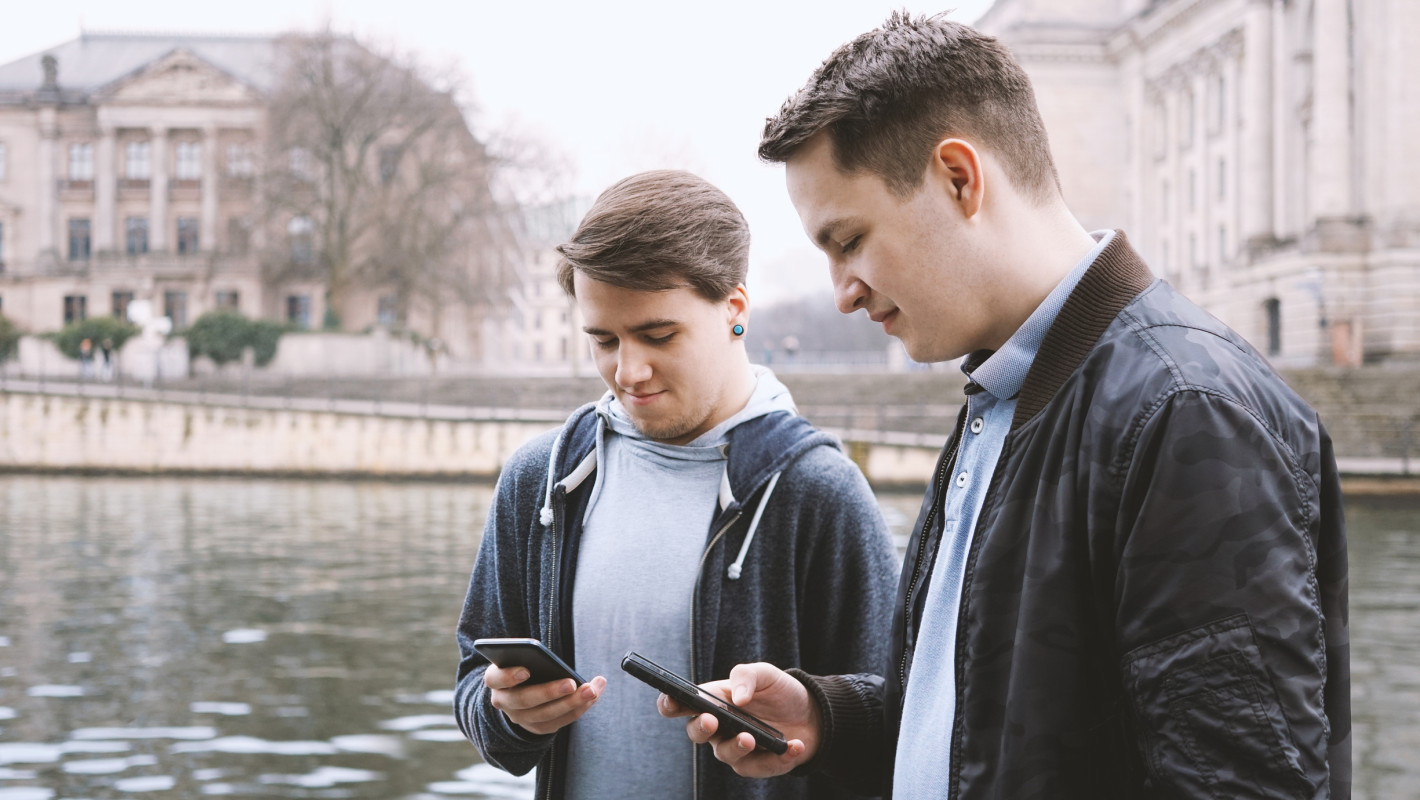 2 Teenager die auf ihr Smartphone schauen
