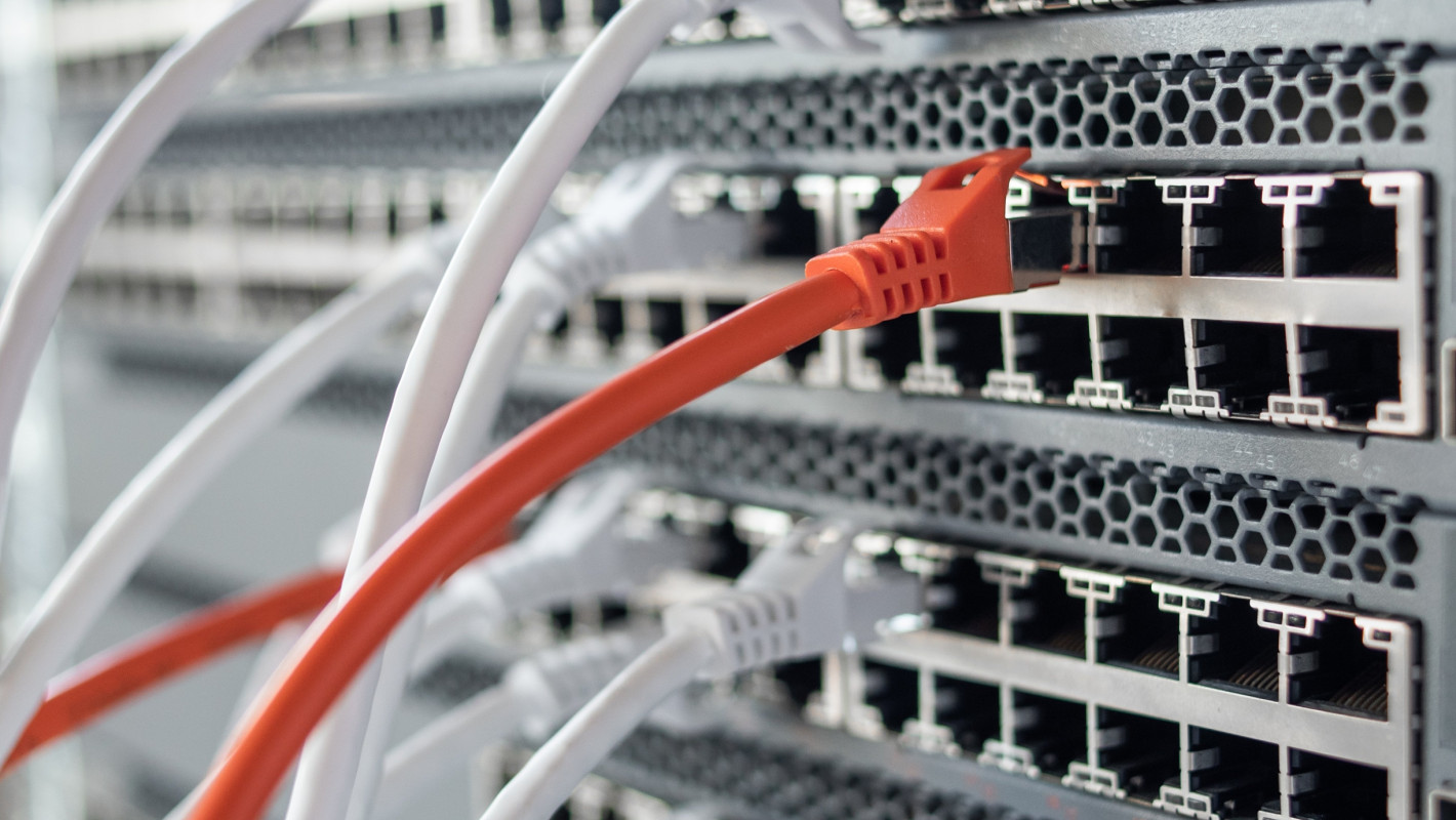 Netzwerkkabel in einem Rechenzentrum