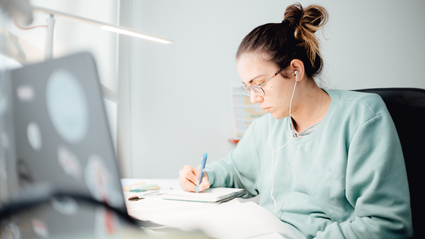 Studentin arbeitet Zuhause am Laptop