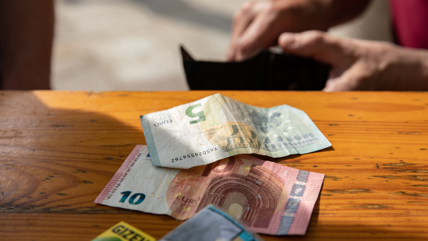 Person die mit Bargeld bezahlt