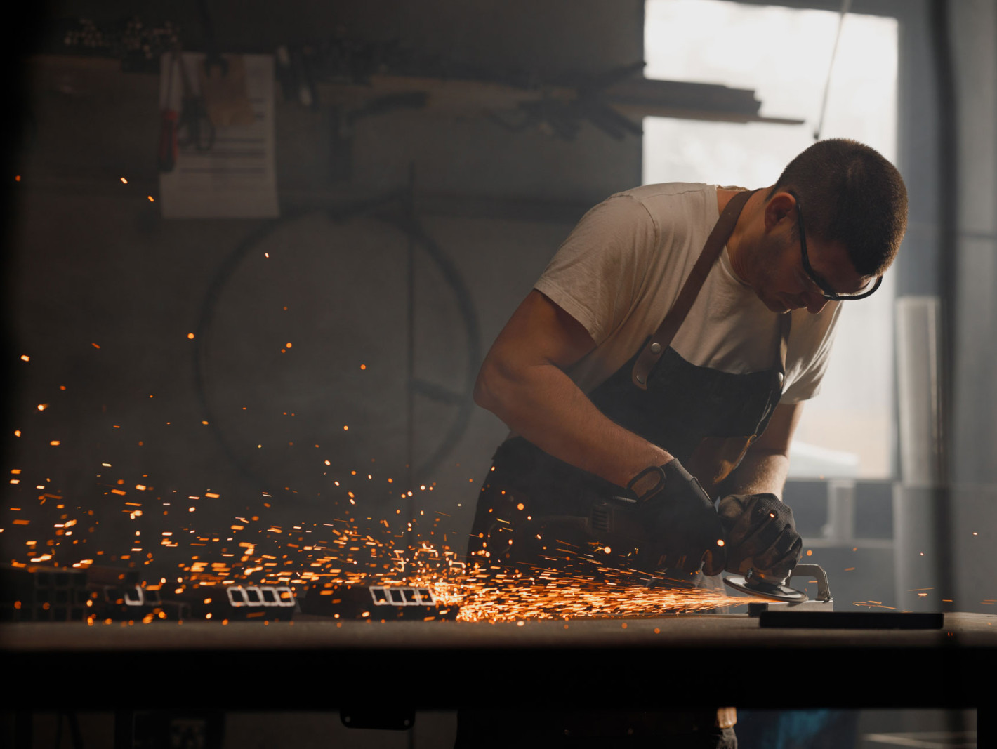 Schlosser schleift ein Metallstück