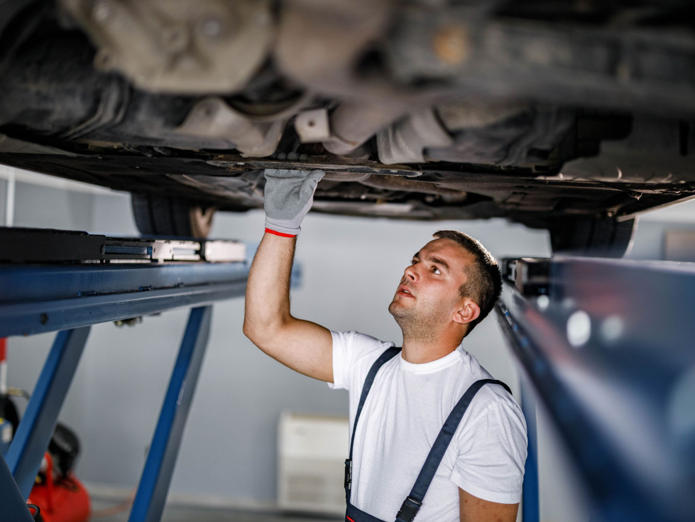 Mechaniker bei der Arbeit in einer Autowerkstatt