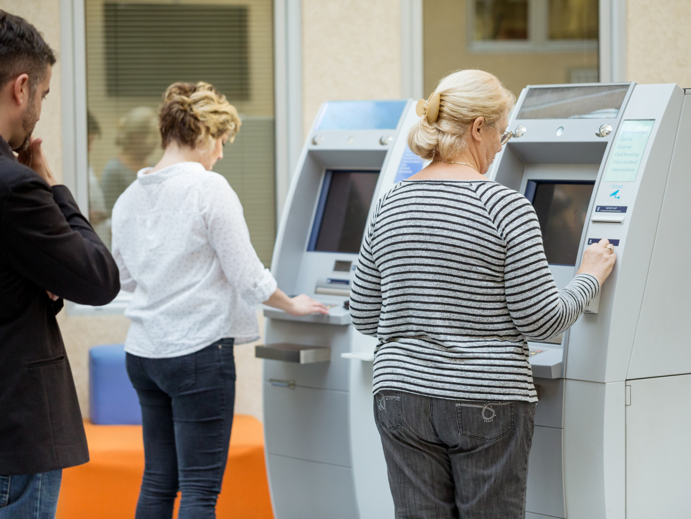 Personen in Bankfiliale heben Geld ab